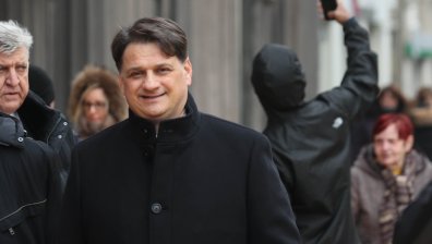 Министър Бачев продължава да играе в постановка на арестувания Росен Белов