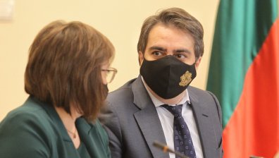 Асен Василев с отстъпка: Вдигането на максималния осигурителен доход се отлага