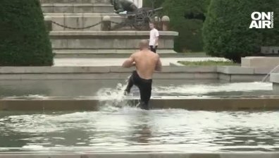 Мъж с неадекватно поведение влезе в шадравана в центъра на Русе, арестуваха го (+ ВИДЕО)