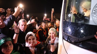 "Хамас" освобождава още заложници, с фойерверки посрещнаха палестински деца и жени