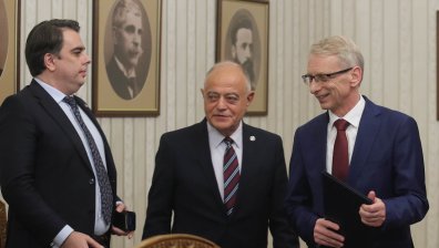 Ген. Атанасов обясни кой одобрява шефовете на служби: Няма да се стреляме с Радев