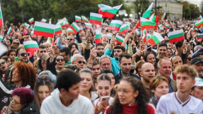 Парад на шампионите: Море от хора аплодира националите ни по волейбол