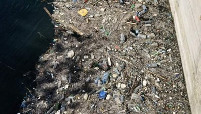 Helpbook: Огромно количество бутилки и отпадъци плават по язовир Въча