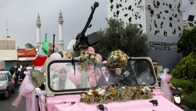 Иран организира масови сватби за двойки, готови да се жертват във войната