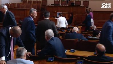 Въпреки оставките, Нанков и Радев се явиха на парламентарен контрол