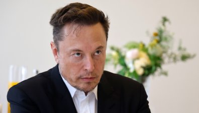 Мъск отново "пое юздите" в Tesla, ще одобрява новите служители