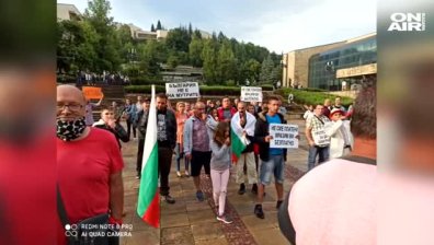 Под звуците на гайди недоволни граждани на Смолян поискаха оставки (+Видео)