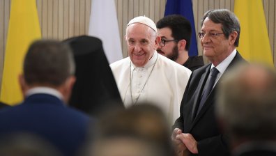 Папата ще отведе 50 бежанци от Кипър в Италия