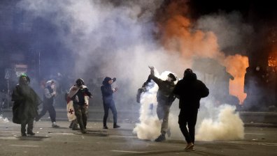 С водна струя и сълзотворен газ опитаха да потушат протестите в Грузия