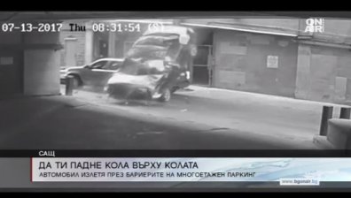В Тексас: Кола полетя от многоетажен паркинг