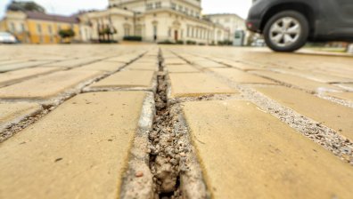 Ново разместване на жълтите павета, настилката е опасна за шофьорите