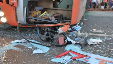 16 загинали и 20 ранени след падане на автобус от мост в Камбоджа