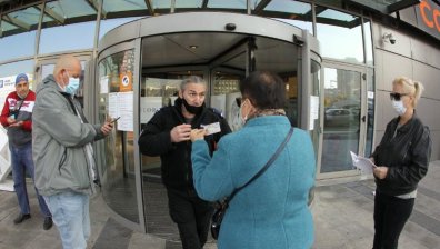 Куцат проверките за "зелен сертификат", в някои молове се влиза на доверие