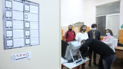 Ядосана избирателка напръскала с лютив спрей председател на СИК в Пловдив