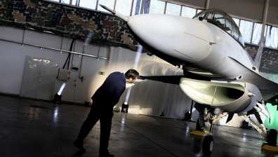 Военният министър: Изтребителят F-16 е изправен, скоро пристига вторият