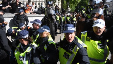 Сблъсъци в центъра на Лондон между крайнодесни и служители на реда