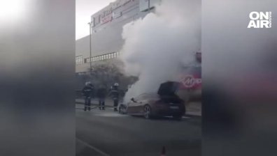 Ferrari се запали и изгоря пред столичен мол