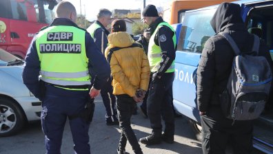 Хванаха нова група от 13 мигранти на входа на София