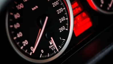 Защо е опасно прочистването на мотора с каране на високи обороти?