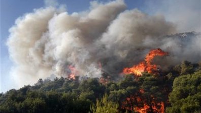 Голям горски пожар избухна край Атина