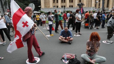 Водни оръдия и сълзотворен газ срещу протестиращите в Грузия