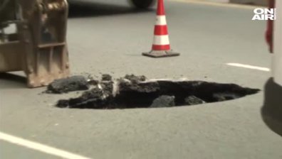 Огромна дупка зейна в асфалта пред Софийската опера