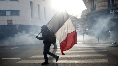 Френското правителство отлага спорните промени в пенсионната реформа