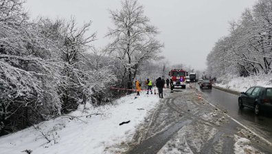 Кола се заби в ТИР край Бяла, баща и син загинаха
