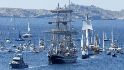 Флотилия от 1000 кораба посрещна олимпийския огън в Марсилия