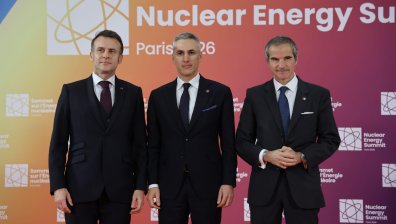 Гюров беше посрещнат от Макрон на срещата за ядрената енергия