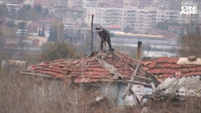 Събарят принудително незаконни къщи в Стара Загора