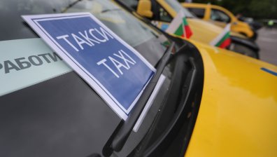 Двойни сметки за таксита: Как еврочиповете превърнаха шофьорите в помпаджии