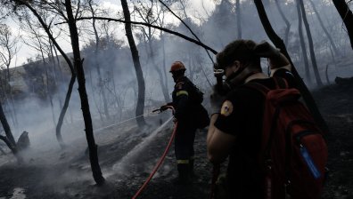 Градушка попиля Халкидики, мълнии продължават да предизвикват пожари в Атика