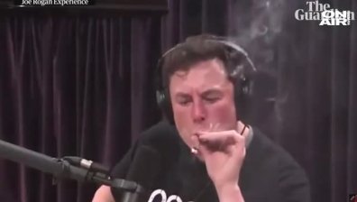 Акциите на Tesla поевтиняха след видео, в което Мъск пуши марихуана