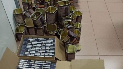 Митничари откриха цигари, дегизирани като консерви с кучешка храна