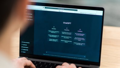 Експеримент на Bulgaria ON AIR: Изкуственият интелект помага на учителите, но и халюцинира (ВИДЕО)