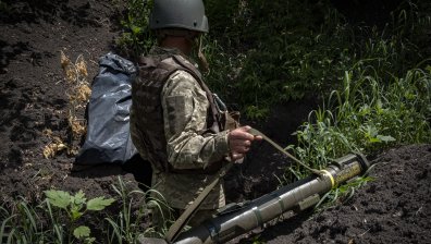 Китай: Държавите, които доставят оръжие на Украйна, наливат масло в огъня