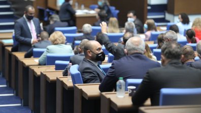 Нинова и Ананиев в лют спор за новия заем от 5 млрд. лв.