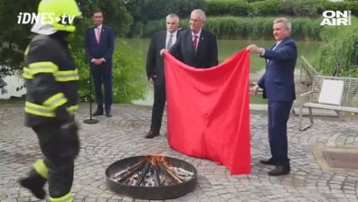 Чешкият президент развя горящи червени гащи пред стъписани журналисти!