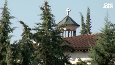 Задържани са шестимата мъже, които нахлуха в Роженския манастир