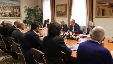 Радев призова за спешни мерки заради високите цени на тока и газа
