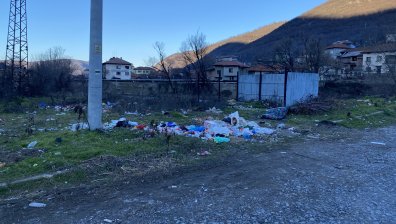 Незаконно сметище около бреговете на река Вит край с. Гложене