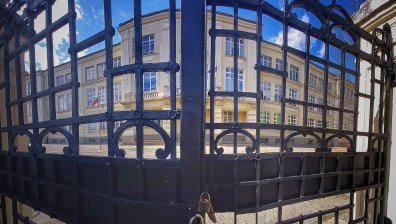 Учители ще проверяват за бомби в стаите, спират достъпа на външни лица при сигнал за взрив