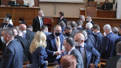 Пенсиите и комисията "Росенец" нажежиха до червено страстите в парламента
