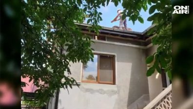 Измамен от мними майстори на покриви ги завързал, викнал полиция