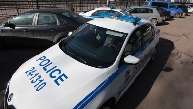 Улична саморазправа в София: Мъж троши колата на жена и я заплашва с убийство