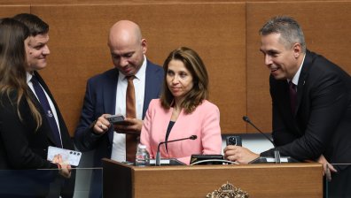 От "Възраждане" окупираха трибуната в НС и нападнаха словесно вицепремиера Зафиров