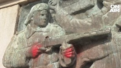 Бургаският "Альоша" осъмна с "окървавени ръце" и надпис "Путин е убиец"