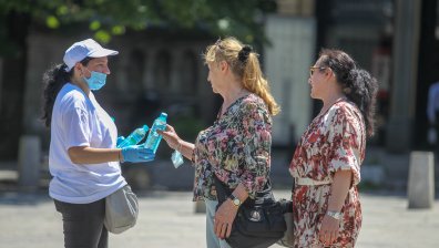 От Столичната община раздаваха безплатна вода заради опасните жеги
