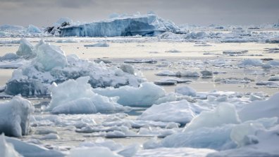 Мощен воден взрив пробил ледовете на Гренландия - знак за какво е това